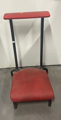 une paire de chaises rouges et noires dans une pièce aux murs blancs
