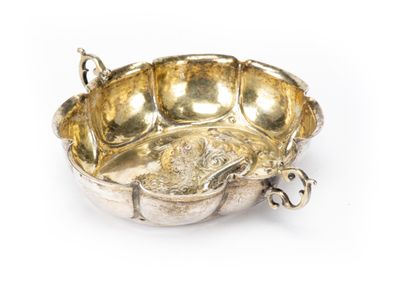 un bol en argent orné d'une tortue sur un fond blanc