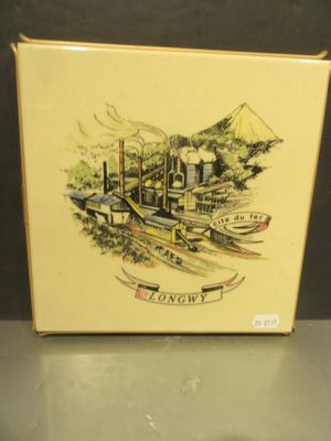 une boîte sur laquelle figure l'image d'une usine
