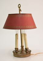 Lampe de type "Bouillotte" à trois feux de lumière en laiton…