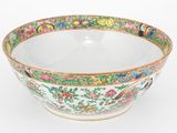 bol en porcelaine chinoise orné d'un motif floral coloré sur fond blanc