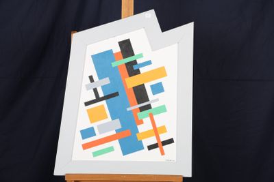 un chevalet sur lequel est posée la reproduction d'un tableau, sur fond noir