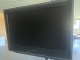 une télévision à écran plat fixée sur un pied dans une pièce