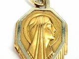 l'image d'une médaille d'or sur laquelle figure le visage d'une femme