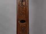 une grande horloge de parquet en bois ornée de sculptures