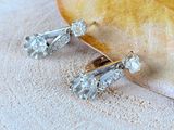 une paire de boucles d'oreilles posée sur une table