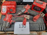 de nombreux outils posés sur une table, accompagnés d'une étiquette de prix