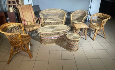plusieurs chaises en osier et une table dans une pièce au sol carrelé