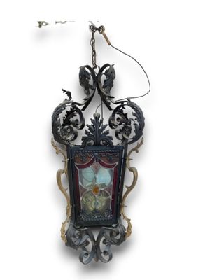 une horloge accrochée au mur avec un oiseau dessus