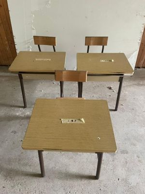 Lot de 3 bureaux ecole avec chaises- plateaux bois mauvaise …