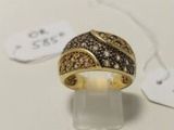 une image représentant une bague en or sertie de diamants bruns et blancs