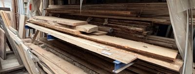 de nombreuses pièces de bois empilées les unes sur les autres