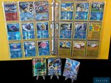 de nombreuses cartes Pokémon exposées dans un classeur