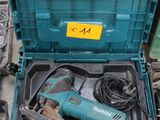 une boîte bleue contenant une perceuse et d'autres outils