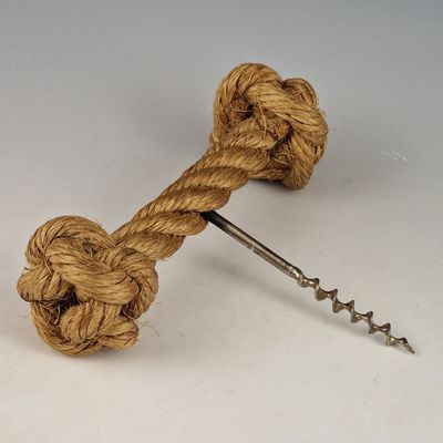 un tire-bouchon avec un nœud et un tire-bouchon auquel est attaché un autre tire-bouchon