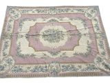 une image représentant un tapis rose et bleu sur fond blanc