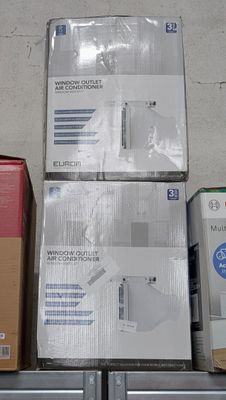 plusieurs boîtes d'équipement électronique sont empilées les unes sur les autres