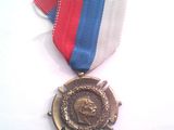 médaille avec un ruban rouge, blanc et bleu sur fond blanc