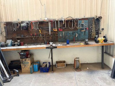 un établi avec de nombreux outils dans un garage