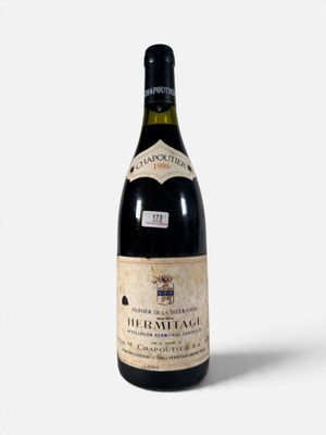 une bouteille de vin posée sur une table