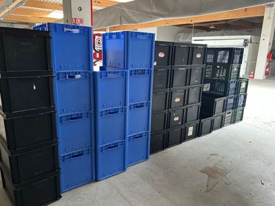 de nombreuses caisses empilées dans un entrepôt
