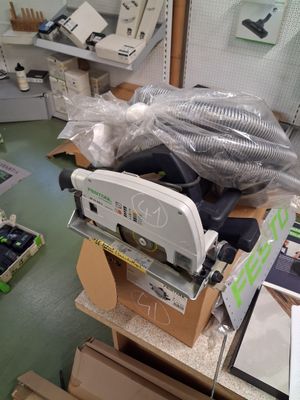 une pièce remplie de cartons et d'une machine