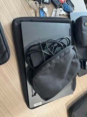 un ordinateur portable et d'autres appareils électroniques posés sur une table