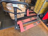 une pile de cartons posée sur un chariot élévateur
