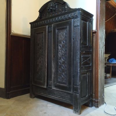 une armoire noire dans un coin de la pièce