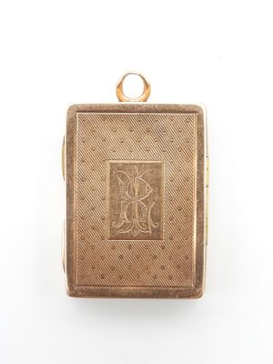 une boîte ancienne en or, ornée d'un monogramme sur le devant