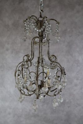 gros plan d'un lustre suspendu au plafond