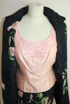 une robe et une veste sur un mannequin, un mannequin, un mannequin, un mannequin, un mannequin, un mannequin, un mannequin, un mannequin