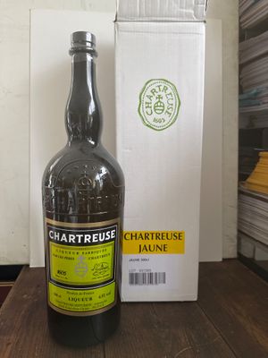 une bouteille d'alcool posée sur une table à côté d'une boîte