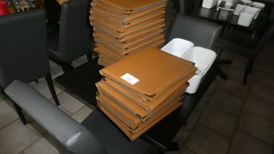 une pile de pizzas posée sur une table dans un restaurant