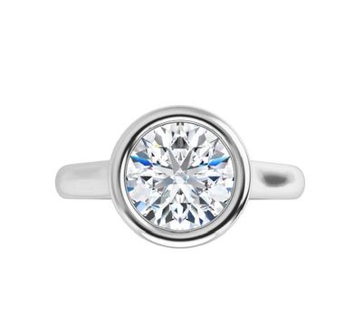 bague de fiançailles en or blanc ornée d'un diamant rond de taille brillant