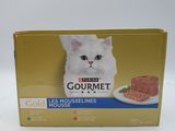 une boîte de nourriture pour chat haut de gamme posée sur une table