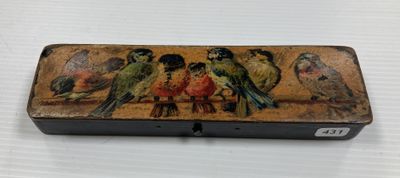 une boîte sur laquelle sont peints des oiseaux, posée sur une table
