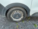 une voiture qui a un pneu crevé sur le bord de la route