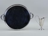 une assiette en argent et une tasse en argent placées l'une à côté de l'autre