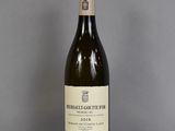 une bouteille de vin posée sur une table