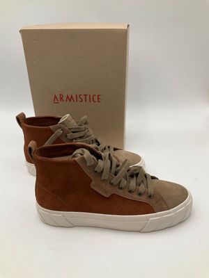 un gros plan sur une paire de chaussures avec une boîte en arrière-plan