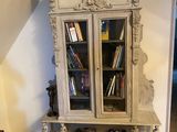 une bibliothèque remplie de livres, placée dans un coin de la pièce