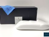 un gros plan sur un porte-savon posé devant une boîte