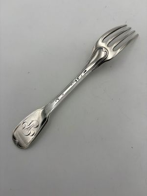 une cuillère et une fourchette posées sur une surface blanche, avec un fond blanc