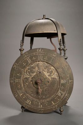 une horloge posée sur une table