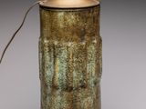 un vase marron et vert sur lequel est posée une lampe
