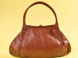 sac à main en cuir marron sur fond jaune