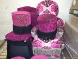 une pile de chapeaux posés sur une chaise