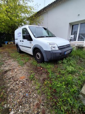 une camionnette blanche garée devant une maison