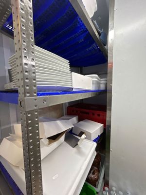 beaucoup d'étagères sur lesquelles sont posés des aliments